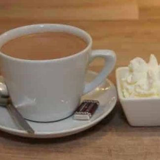 Heißer Kakao mit Sahne